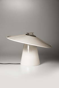 De Pas D’Urbino Lomazzi,: Lampada da tavolo Alfiere con sruttura in vetro lattimo e cappello in metallo laccato. Prod. Stilnovo, Italia, 1960 ca. cm 38