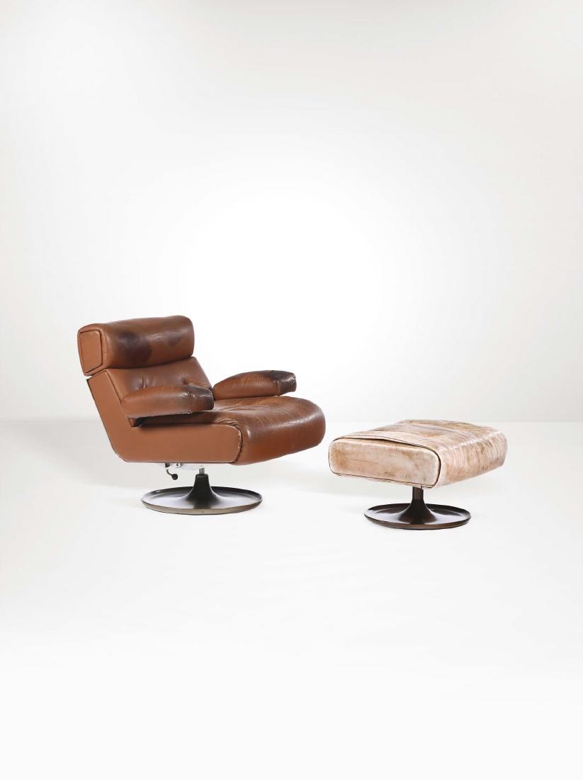 Osvaldo Borsani,: Poltrona con pouf. Strutture in metallo e rivestimenti in pelle. Prod. Italia, 1960 ca. cm 100x83x95 e cm 65x55x40