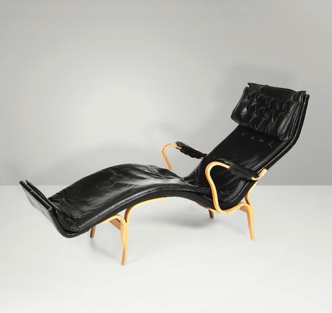 Bruno Mathsson,: Chaise longue con struttura in legno e rivestimento in pelle. Prod. Svezia, Italia, 1950 ca. cm 70x160x95