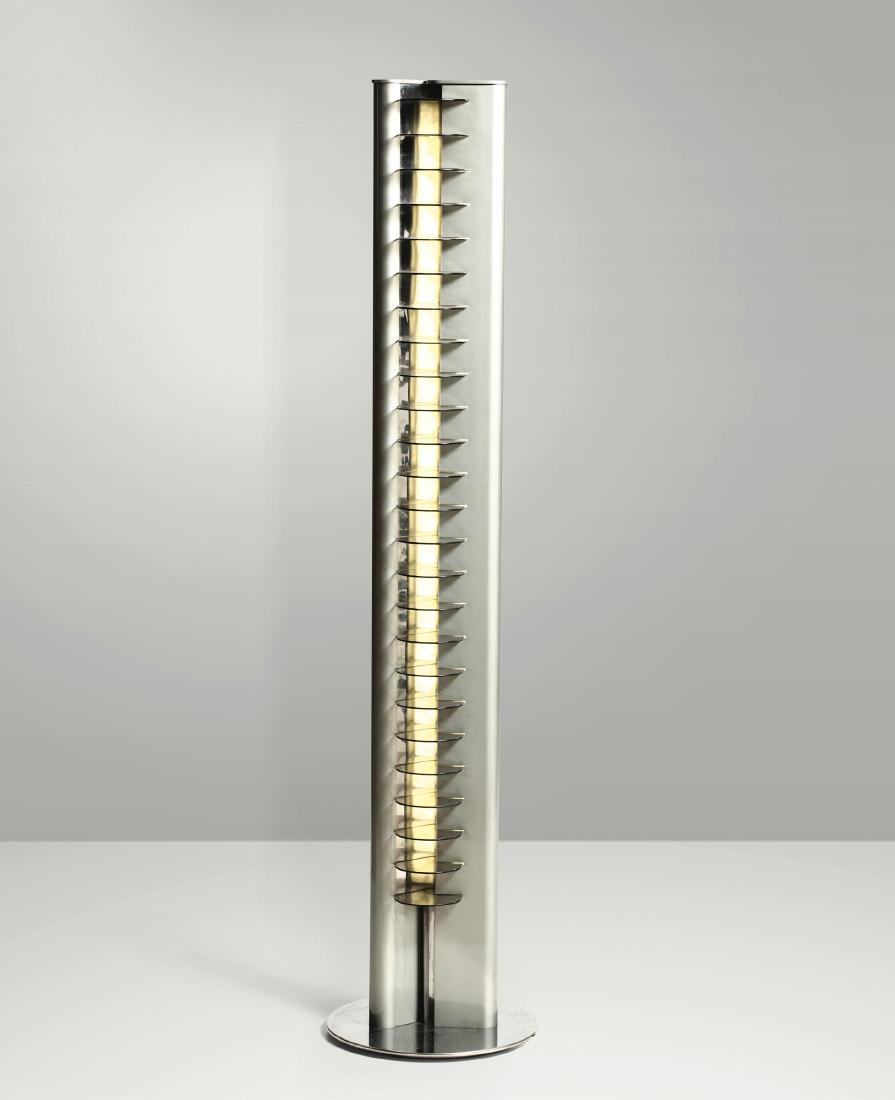 Vittorio Gregotti,: Lampada da terra con struttura in acciaio e diffusori in perspex. Prod. Bilumen, Italia, 1970 ca. cm 176