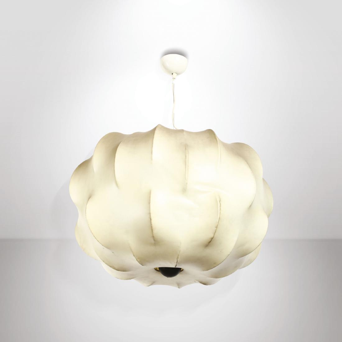 Tobia Scarpa,: Lampadario Nuvola con struttura in metallo e diffusore in resina Cocoon. Prod. Flos, Italia, 1962 cm 85x95