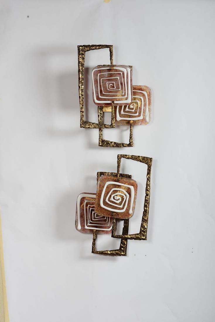 Angelo Brotto,: Coppia di appliques con struttura in fusione di bronzo con elementi in vetro. Prod. Esperia, Italia, 1970 ca. cm 36x13x50