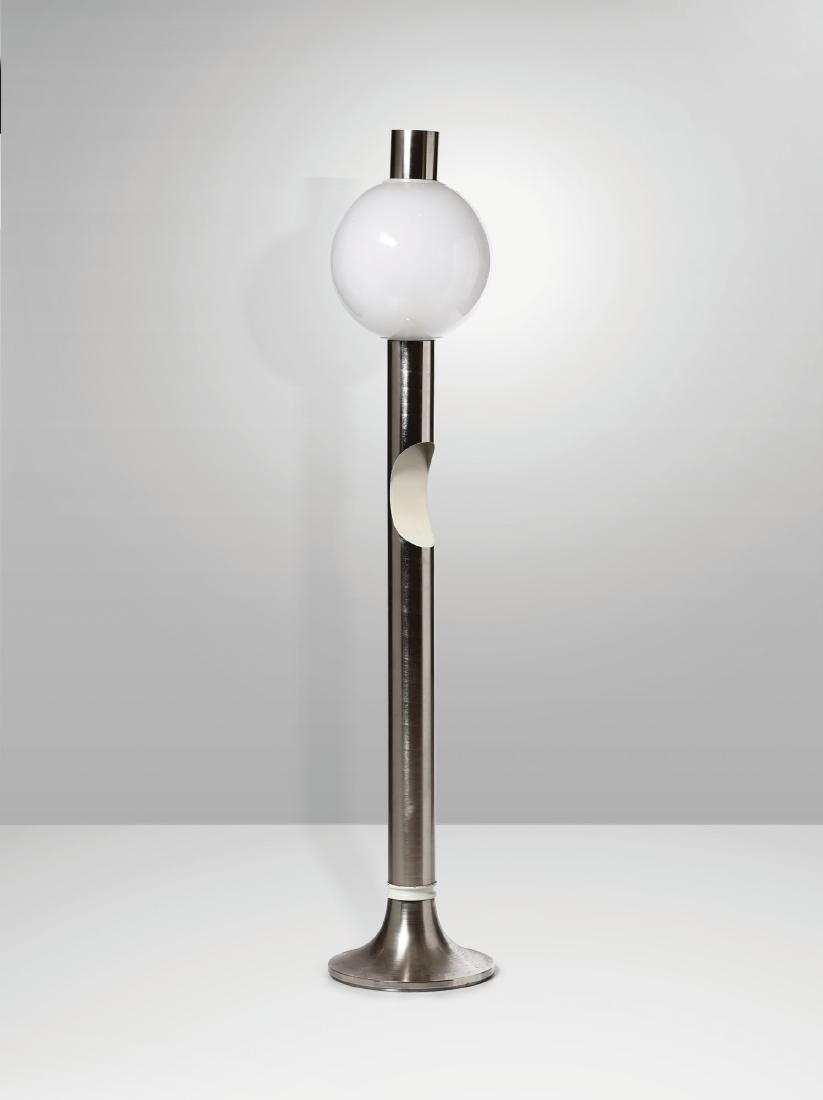 Esperia,: Lampada da terra con struttura in acciaio e diffusore in vetro opalino. Prod. Esperia, Italia, 1970 ca. cm 190x40