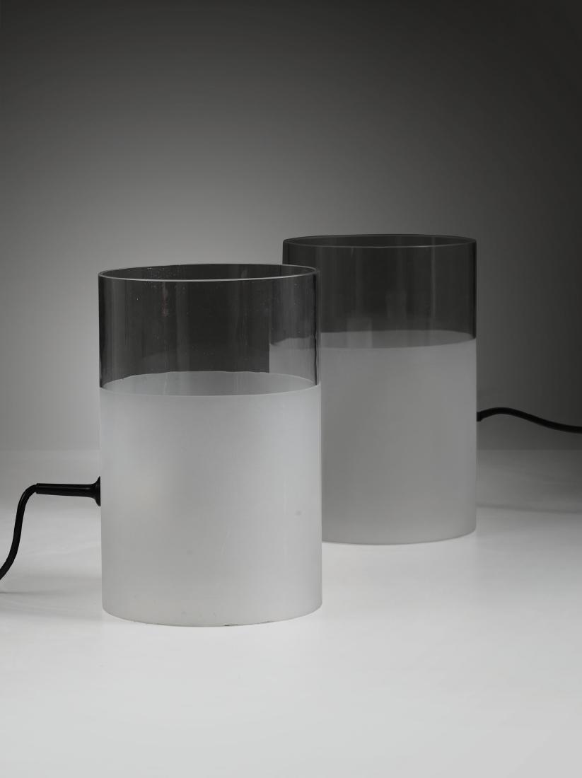 Guido Rosati,: Due lampade da tavolo mod. Fatua con struttura in vetro e vetro sabbiato. Prod. Fontana Arte, Italia, 1972 cm 27