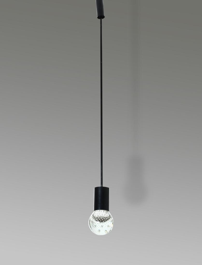 Seguso,: Lampada a sospensione con struttura in ottone laccato e diffusore in vetro a bollicine. Prod. Seguso, Italia, 1950 ca. cm 100