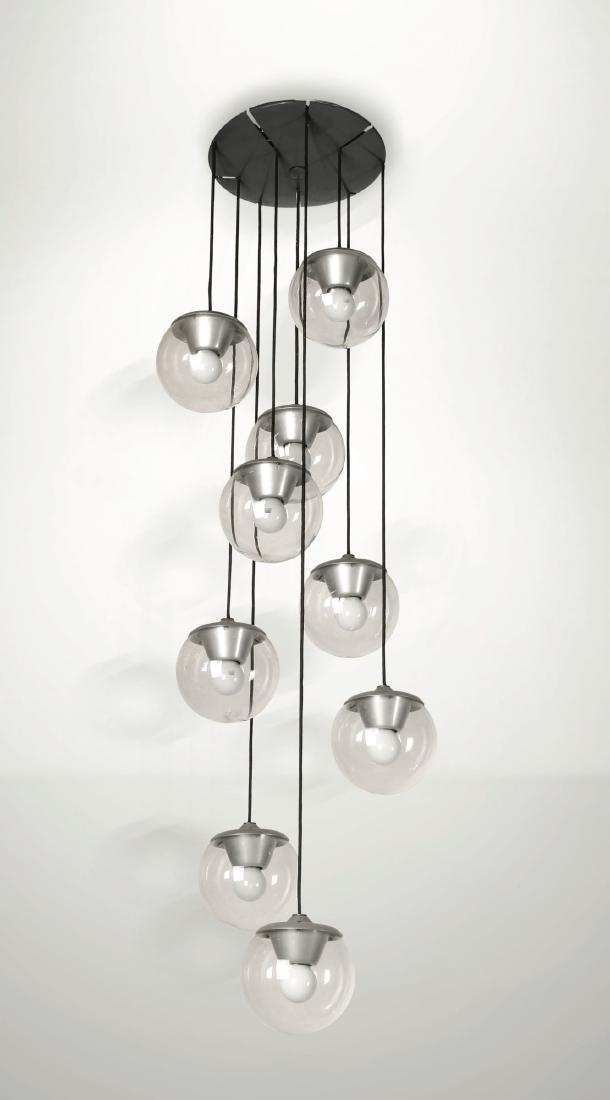 Gino Sarfatti,: Lampada da sospensione modello 2095/9 a nove luci con struttura in metallo e alluminio satinato. Diffusori in vetro trasparente. Decalcomania originale. Prod. Arteluce, Italia, 1958 cm 25x125, Bibliog