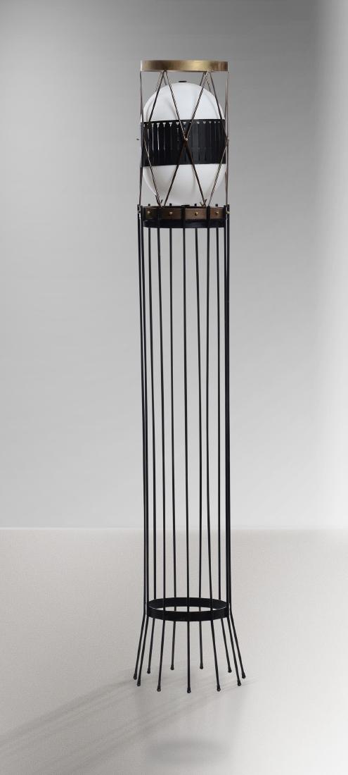 Angelo Brotto,: Lampada da terra ottone, metallo laccato, vetro opalino. Prod. Esperia, Italia, 1950 ca. cm 33x182