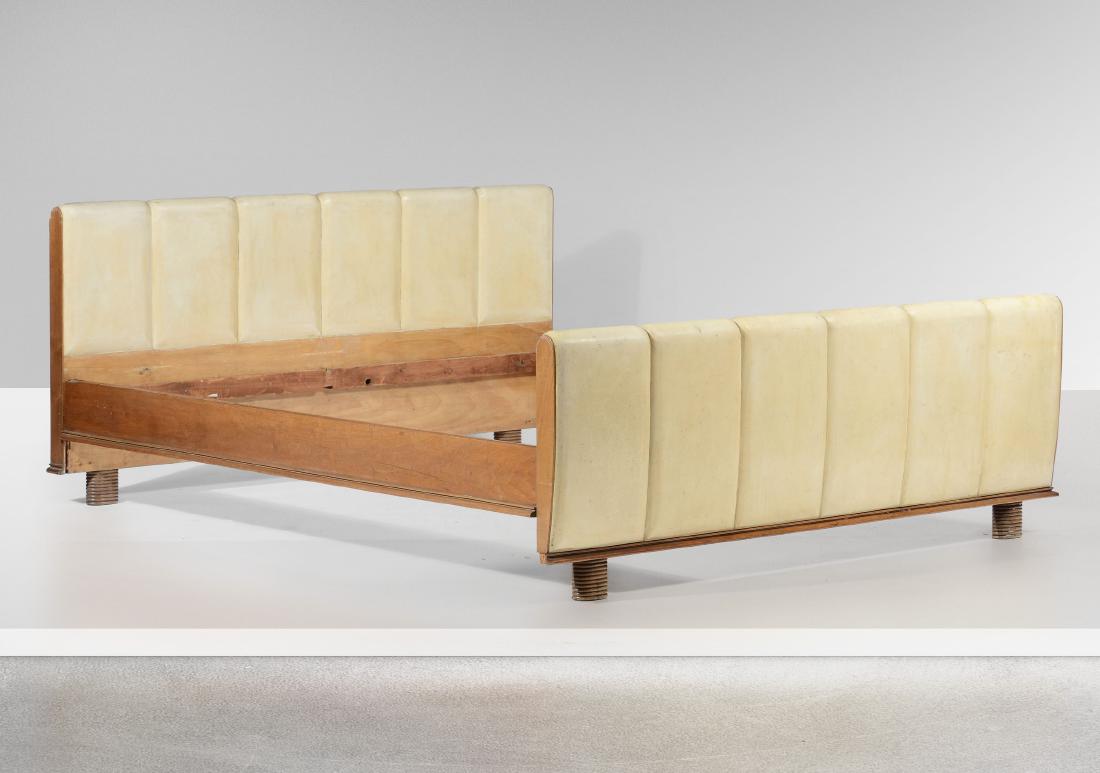 Osvaldo Borsani,: Letto con struttura in legno e rivestimenti in pergamena. Prod. Italia, 1950 ca. cm 211x182x87