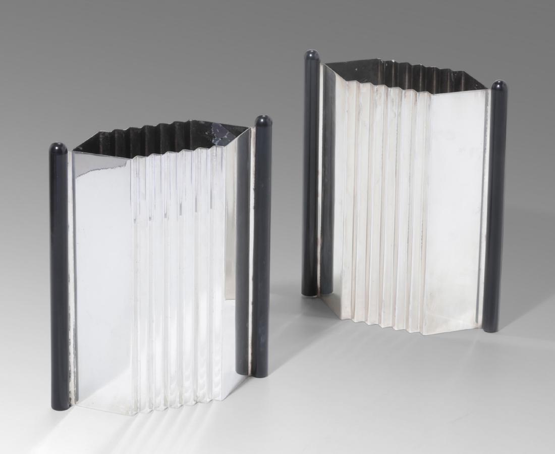 Superstudio,: Due vasi in argento 925 con sostegni in legno. Serie Programma D. Marchio originale. Prod. Argenterie Ricci, Italia, 1970 ca. cm 25x20x8