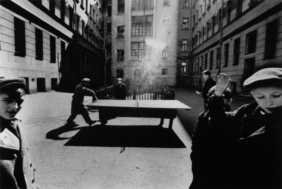 William Klein (1928), Ping-Pong, Mosca 1960: silver-gelatin-print, cm 28x35,5 signed, dated and entitled on the back