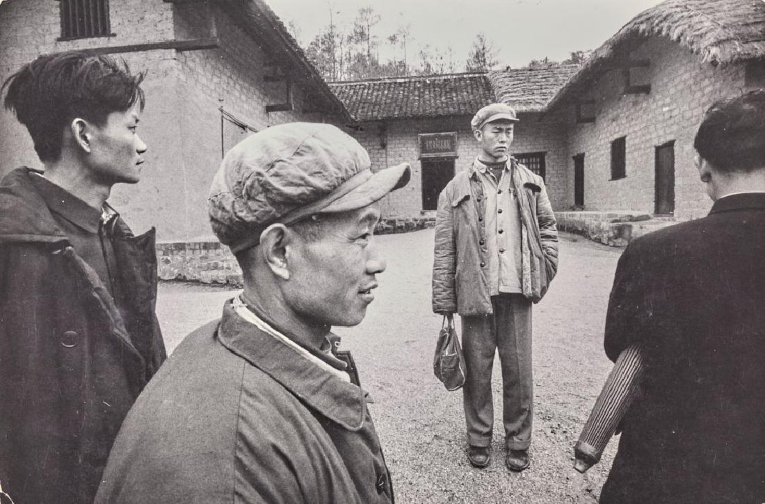 Marc Riboud (1923-2016), Paysans visitant maison natale: stampa in bianco e nero, cm 19,7x29,6 Timbro del fotografo-Magnum al retro
