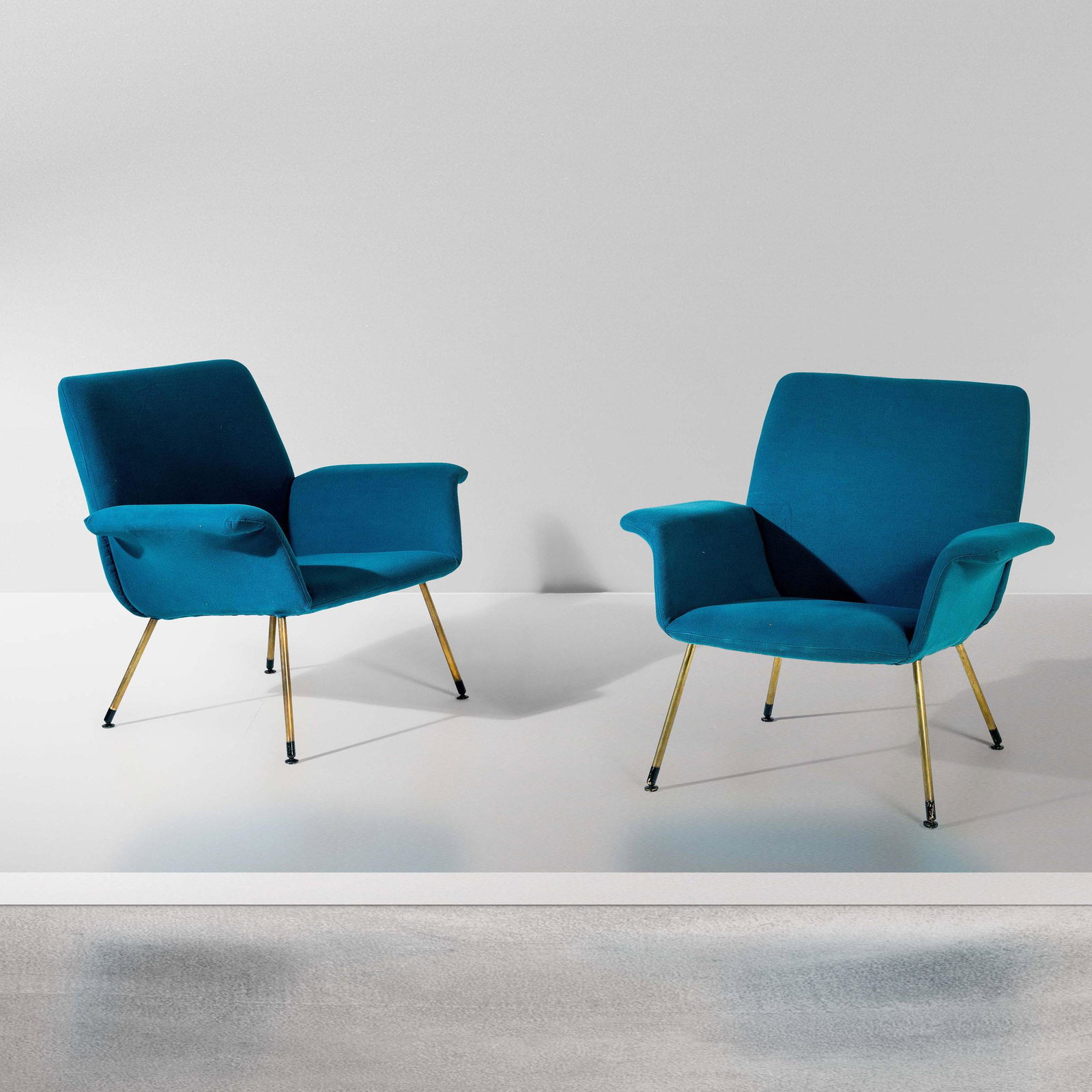 Augusto Bozzi,: Coppia di poltrone con struttura in legno e ottone. Rivestimenti in tessuto. Prod. Saporiti, Italia, 1960 ca. cm 82x68x80, Bibliografia Domus n.361, Dicembre 1969, p. 50.