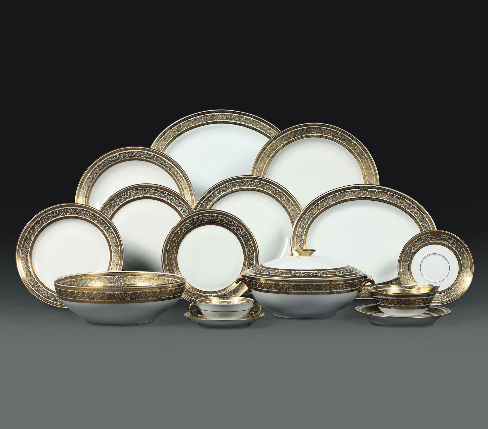 Servizio da tavola â€œChambordâ€ Limoges, Manifattura: Porcella. Marca: â€œLimoges France” in verde; â€œL.Bernardaud & Cie Limoges” in nero; â€œChambord” in rosso porpora, â€œVeritable incrustation Double Dorure Polie Ã�