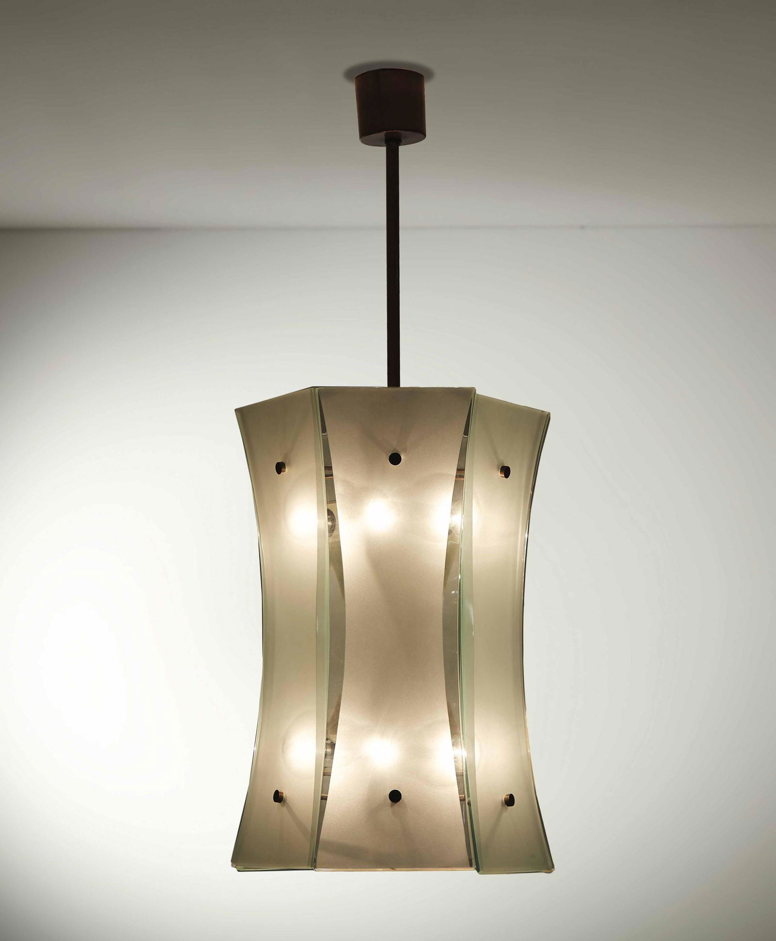 Max Ingrand,: Lampada a sospensione con struttura in ottone e diffusori in cristallo curvato, molato e satinato. Prod. Fontana Arte, Italia, 1960 ca. cm 39,5x96, Bibliografia Vitrum 125, maggio-giugno 1961, p. 30