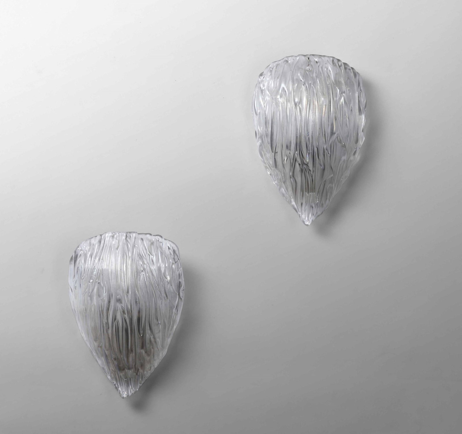 Barovier e Toso,: Coppia di appliques con struttura in ottone e vetro di Murano corteccia. Prod. Barover&Toso, Italia, 1940 ca. cm 23x16