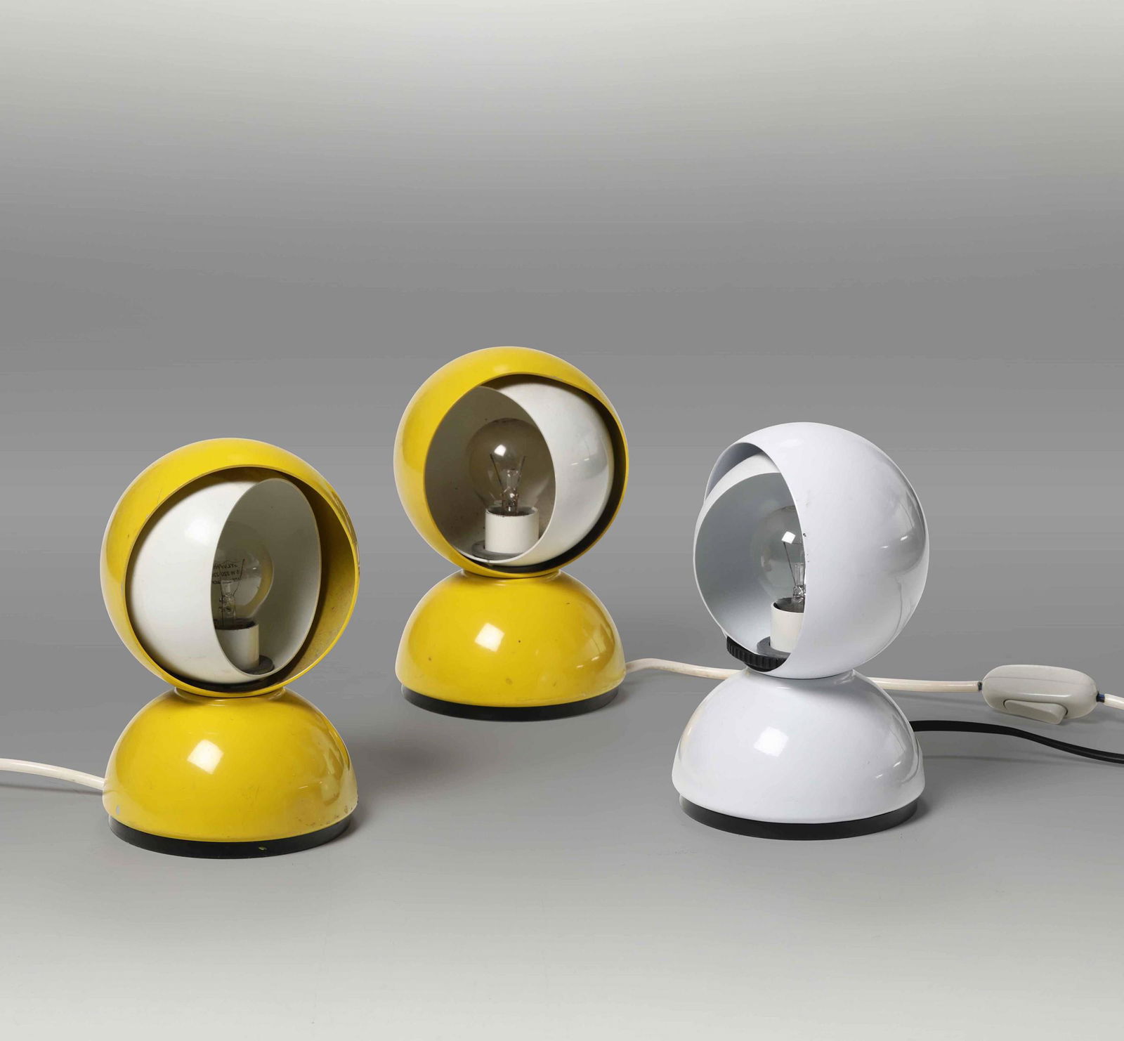 Vico Magistretti,: Tre lampade da tavolo con struttura in ABS, metallo e metallo laccato. Marchio originale. Prod. Artemide, Italia, 1966 cm 12x18