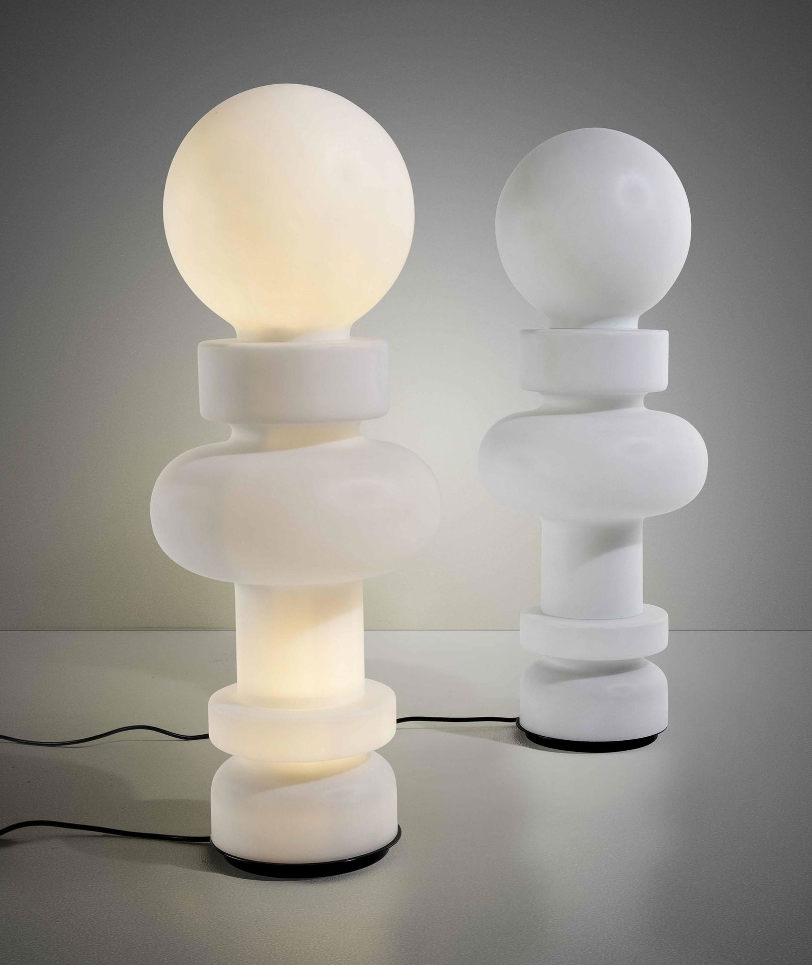 Bobo Piccoli,: Due lampade da terra mod. 2490 con struttura in metallo e vetro opalino. Prod. Fontana Arte, Italia, 1960 ca. cm 34x88, Bibliografia Catalogo originale; Domus n. 463, giugno 1968.