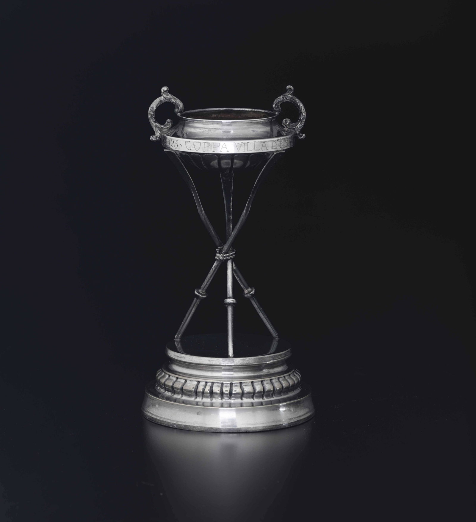 Trofeo remiero Coppa Villa d'Este. Anno 1925 Argento: h cm 19 Trofeo, di gusto DecÃ², a foggia di tripode con una coppa biansata sorretta da tre remi incrociati trattenuti da una gomena annodata poggianti su una base circolare modanata e rastremata. Lo