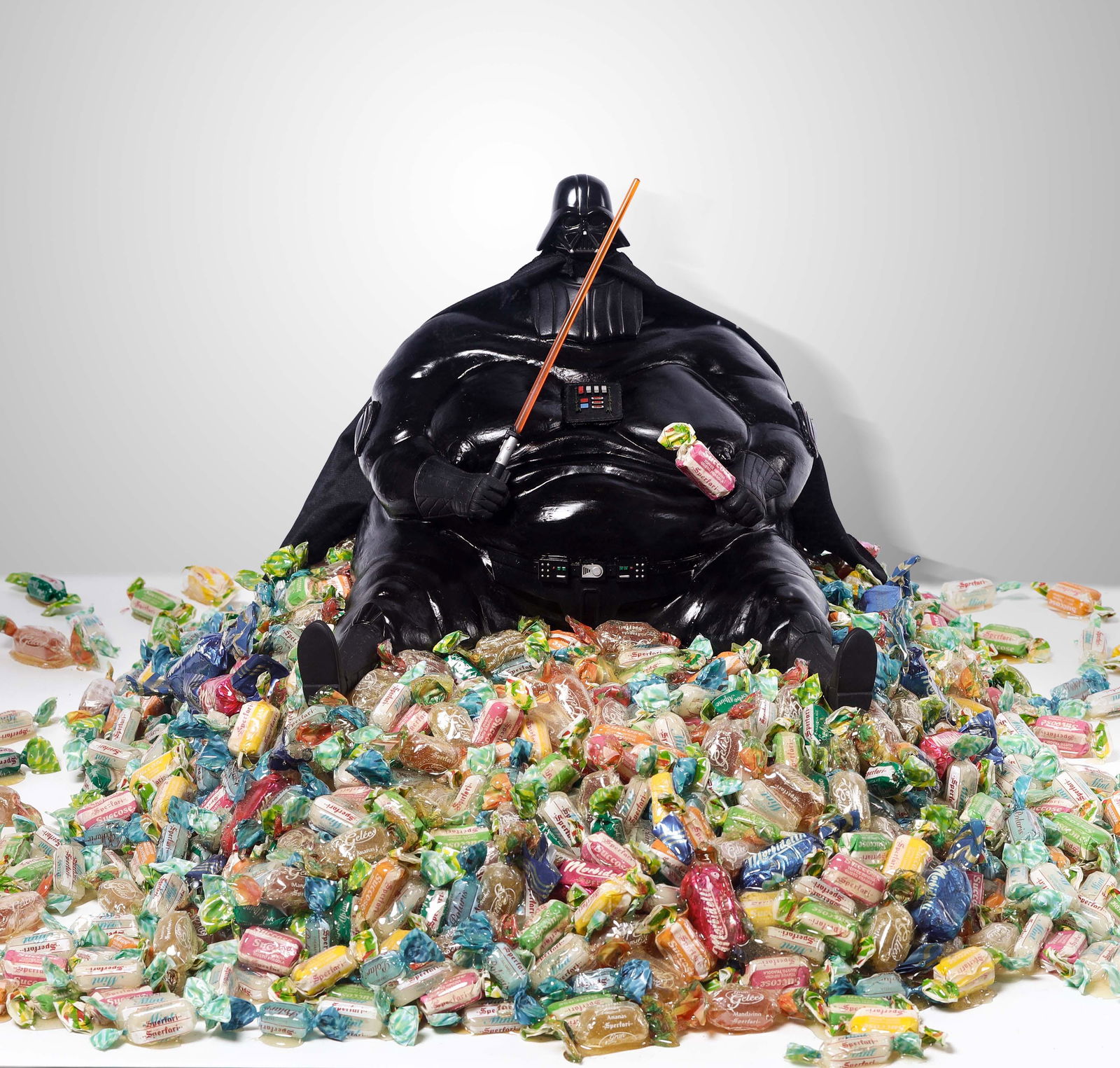 Francesco De Molfetta (1979), Guerre Sperlari, 2009: terracotta policroma, resina e tecnica mista, cm 71x71x53 Autentica su fotografia dell'artista Pubblicato su libro monografico â€œDEMOcracy”, Carlo Cambi Editore