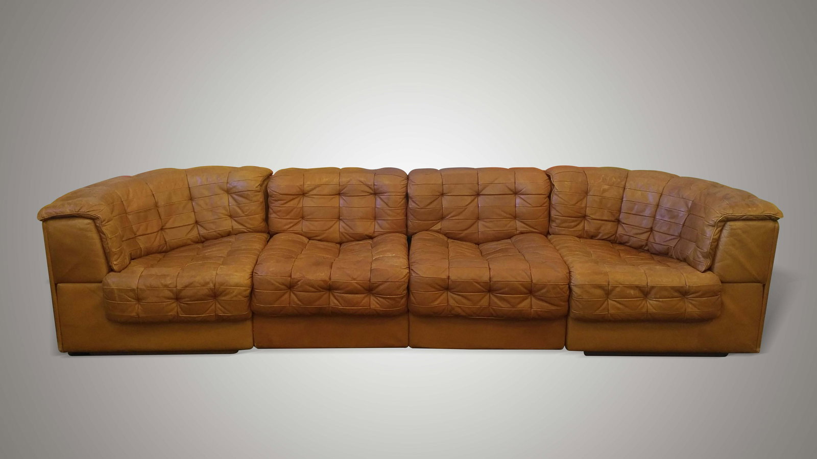 De Sede,: Divano con struttura in legno e rivestimento in pelle. Prod. De Sede, Svizzera, 1970 ca. cm 300x80x70
