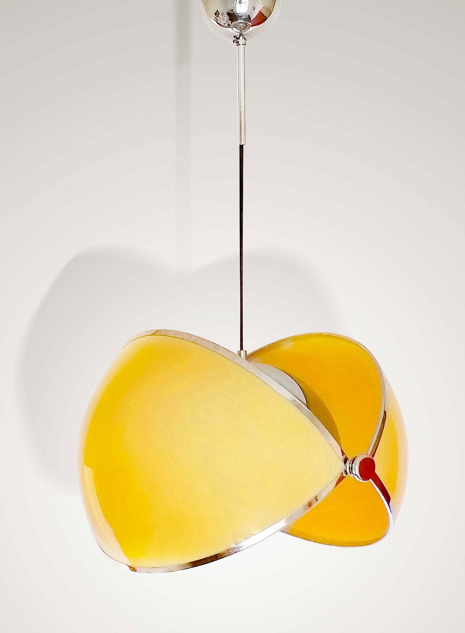 Superstudio (attribuzione),: Lampada a sospensione con diffusore in plexiglass, metallo cromato e laccato. Prod. Italia, 1970 ca. cm 105x45