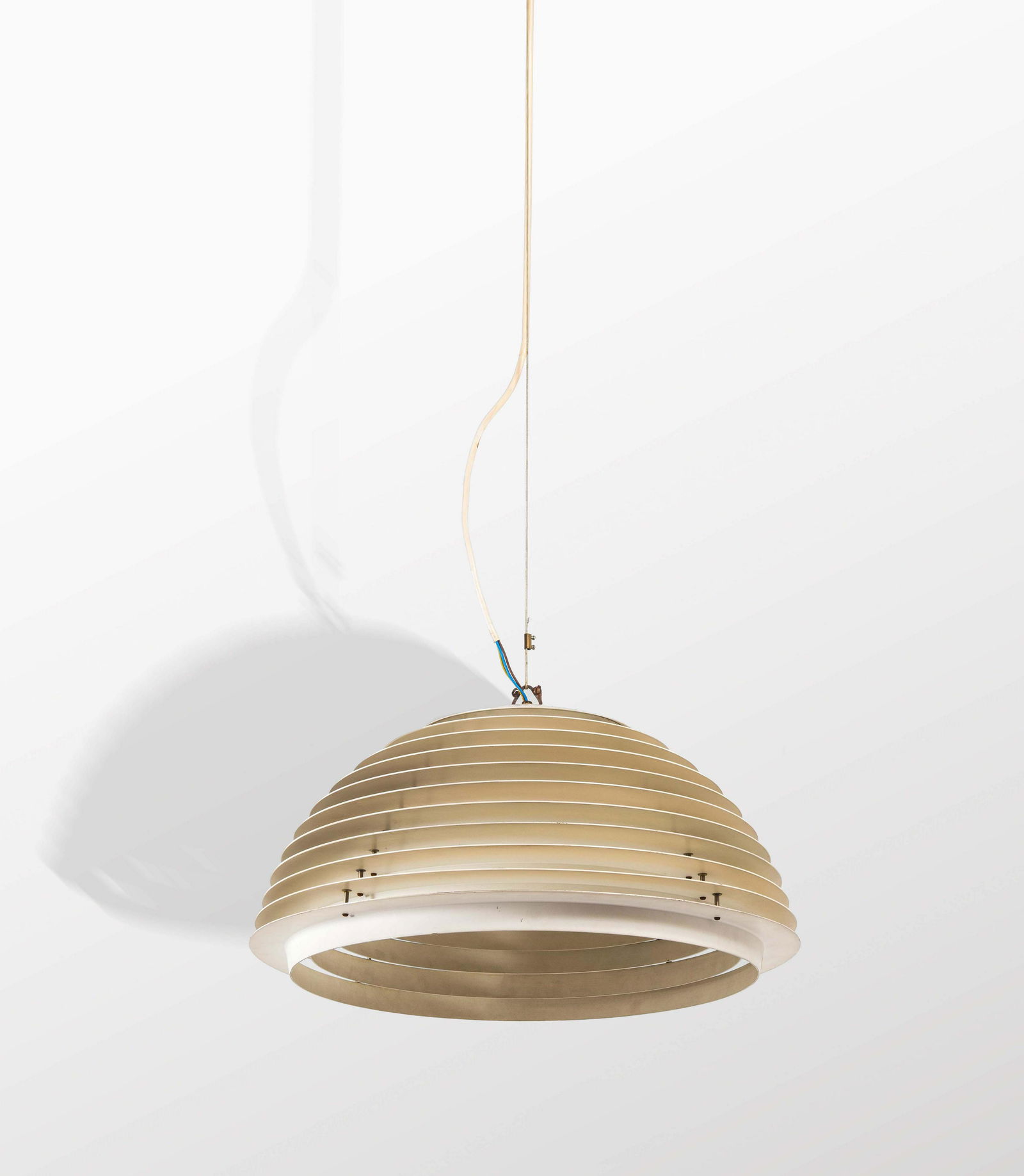 Kazuo Motozawa,: Lampada a sospensione con diffusore in metallo laccato e particolari in ottone. Prod. Staff, Germania, 1960 ca. cm 90x50