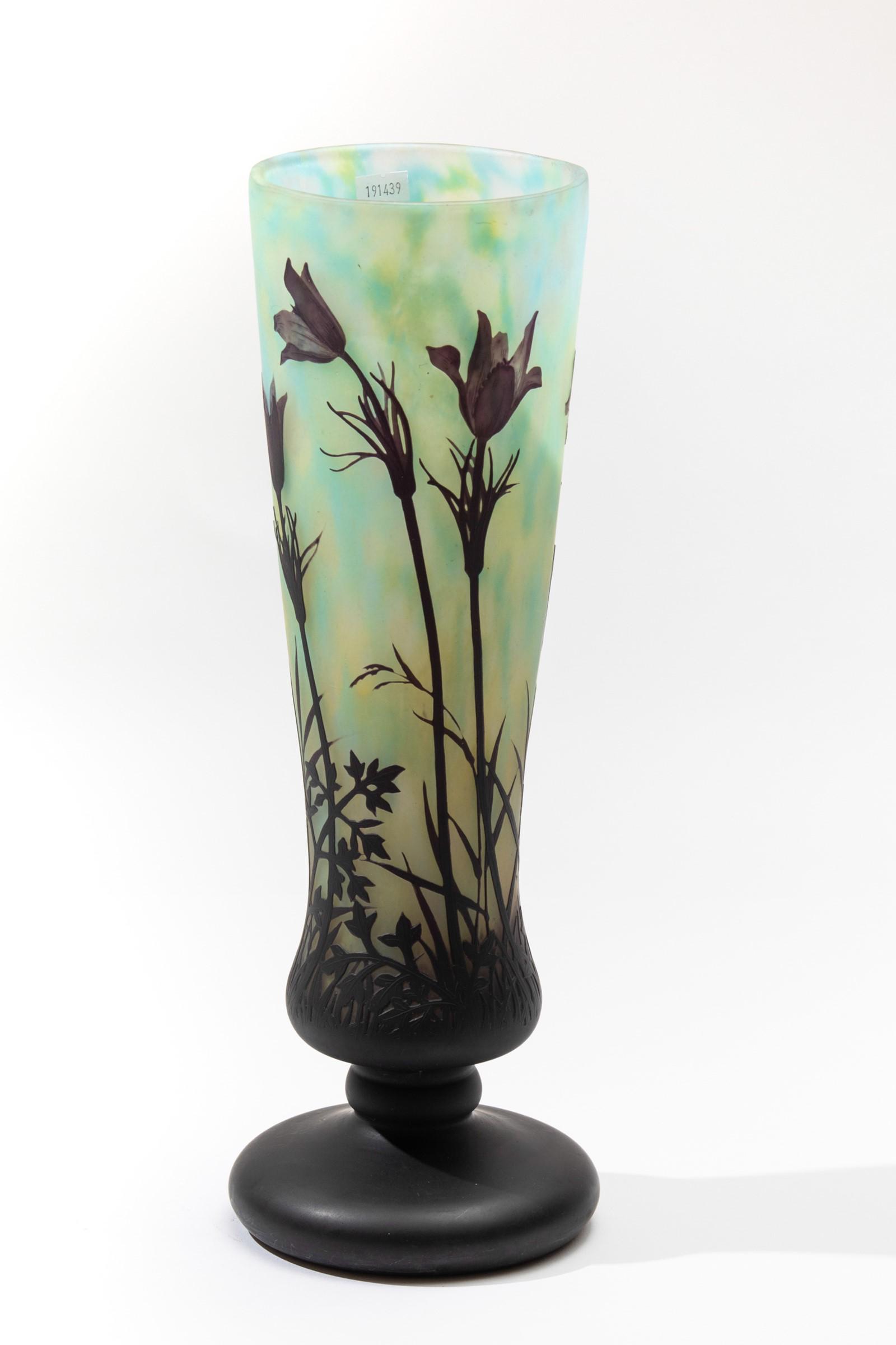 Daum, Francia, 1900 ca,: Grande vaso in vetro a cammeo con decoro floreale di anemoni. altezza cm 43, diametro cm 13,5 Firma a rilievo