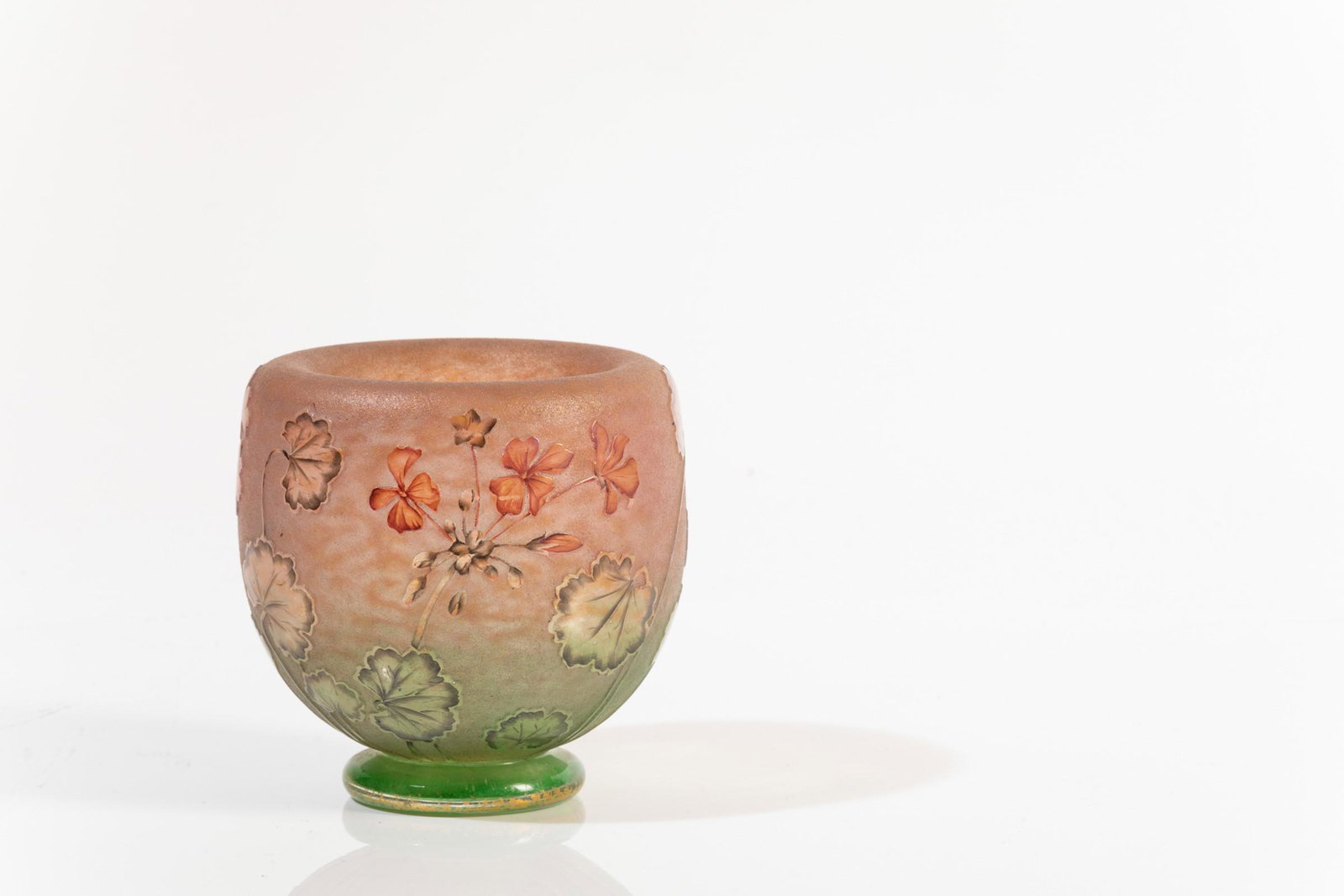 Daum, Francia, 1900 ca,: Vaso a bocca introflessa in vetro soffiato con decoro a cammeo e smalti di gerani. altezza cm 11,5, diametro cm 11 Firma a smalto dorato Lieve sbeccatura allâ€™interno della bocca