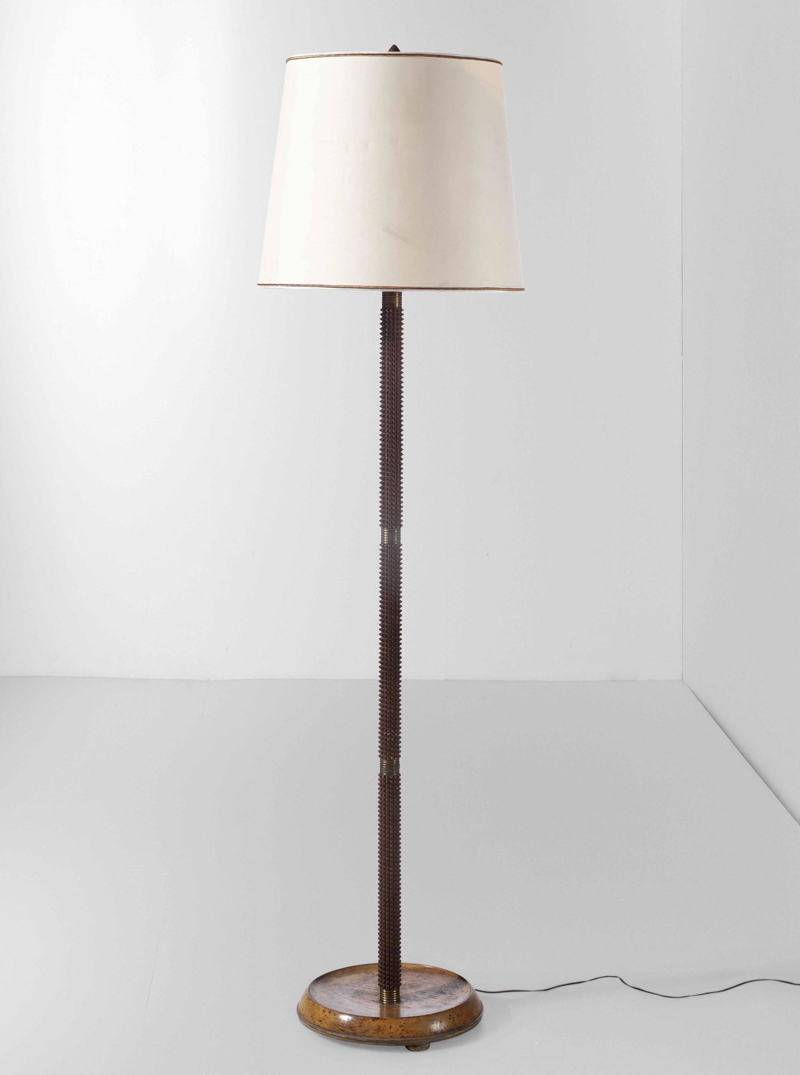 Lampada da terra con struttura in legno scolpito e (1 of 1)