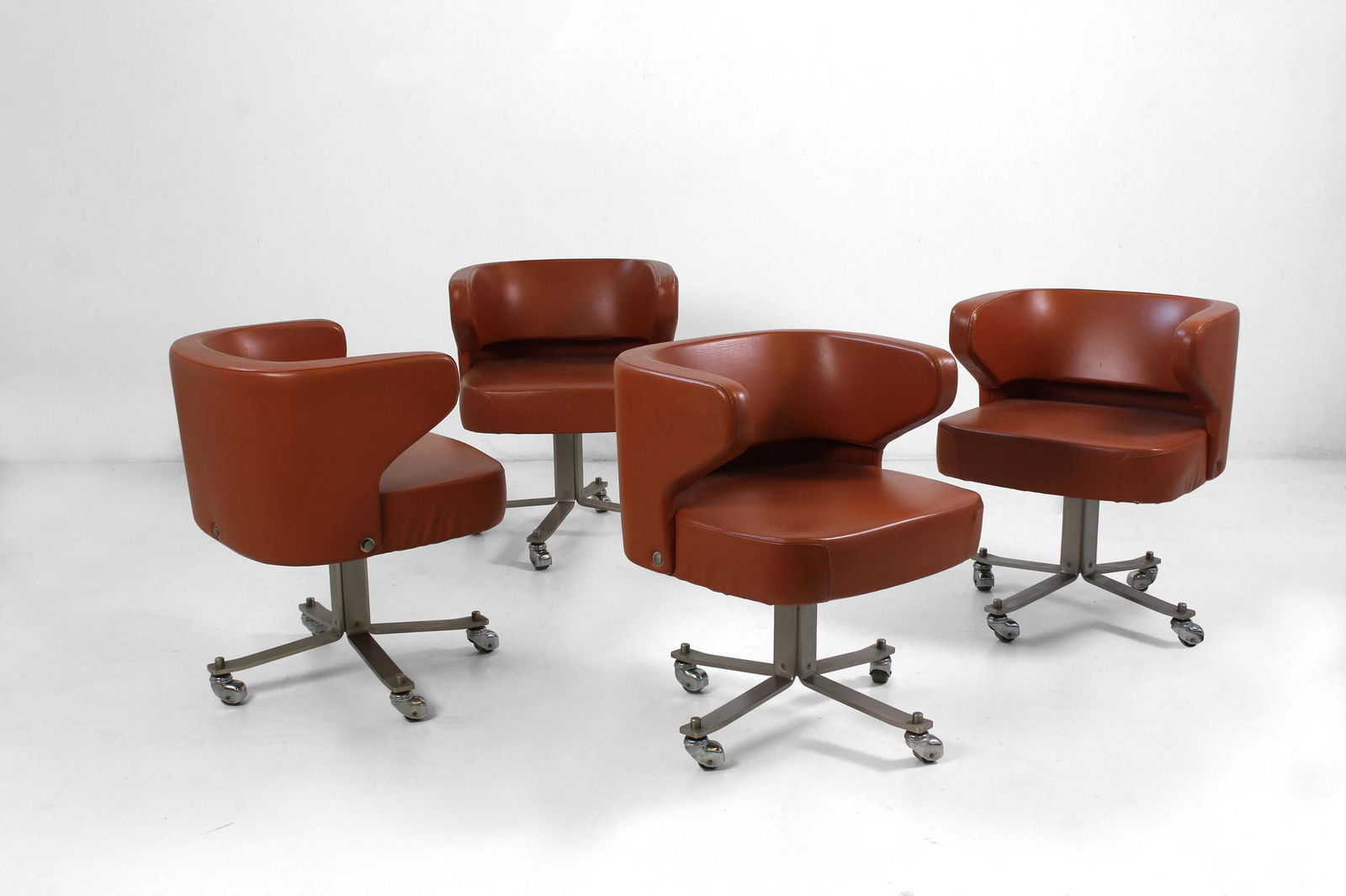 Gianni Moscatelli,: Quattro poltroncine con struttura in acciaio e rivestimenti in pelle. Prod. Formanova, Italia, 1960 ca. cm 57x55x70