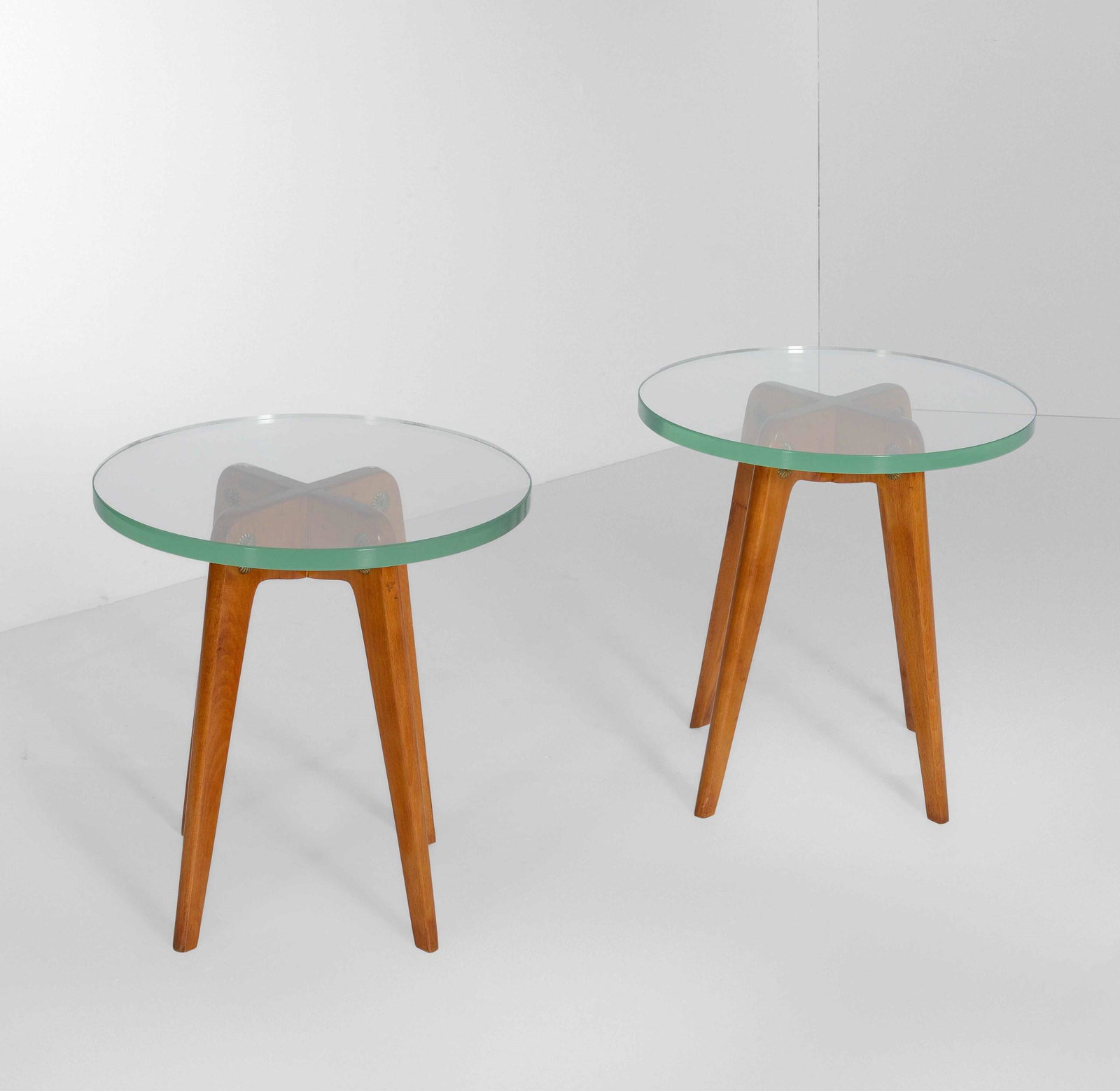Coppia di tavoli bassi con struttura in legno e piani: Prod. Italia, 1950 ca. cm 41x42,5