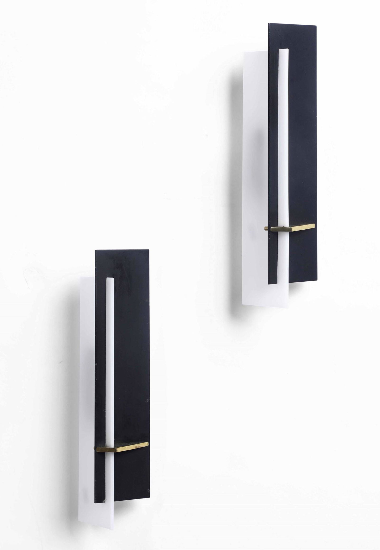 Angelo Brotto,: Coppia di lampade da parete mod. 3002 con struttura in metallo laccato, ottone e metacrilato opalino. Etichetta originale. Prod. Esperia, Italia, 1960 ca. cm 35 h x 9,5 x 9,5
