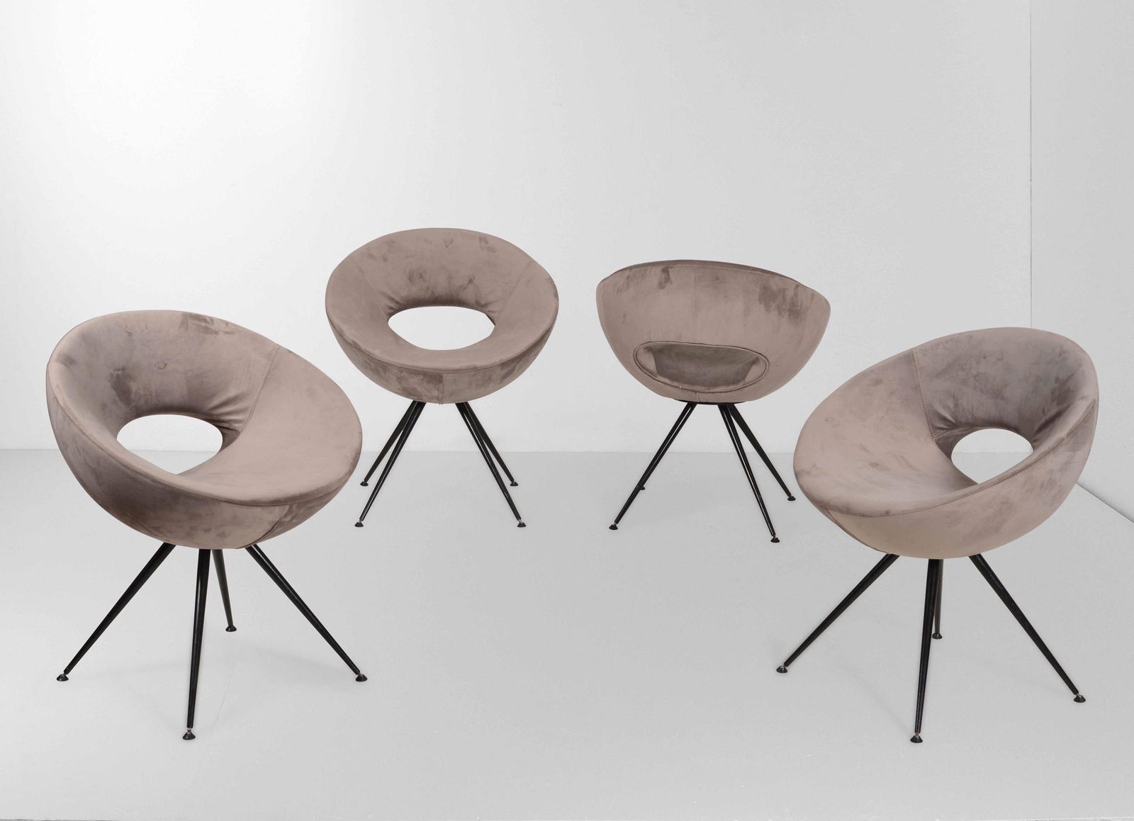 Quattro poltrone a uovo con struttura in legno, (1 of 1)