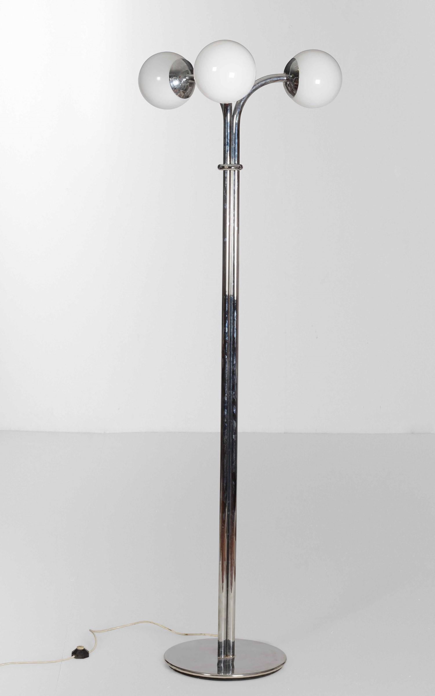 Superstudio,: Lampada da terra mod. Excelsior con struttura in metallo cromato e diffusori in vetro colorato. Prod. Francesconi per Design Centre, Italia, 1969 cm 75x210, Bibliografia F. Ferrari, N. Ferrari, Luce: