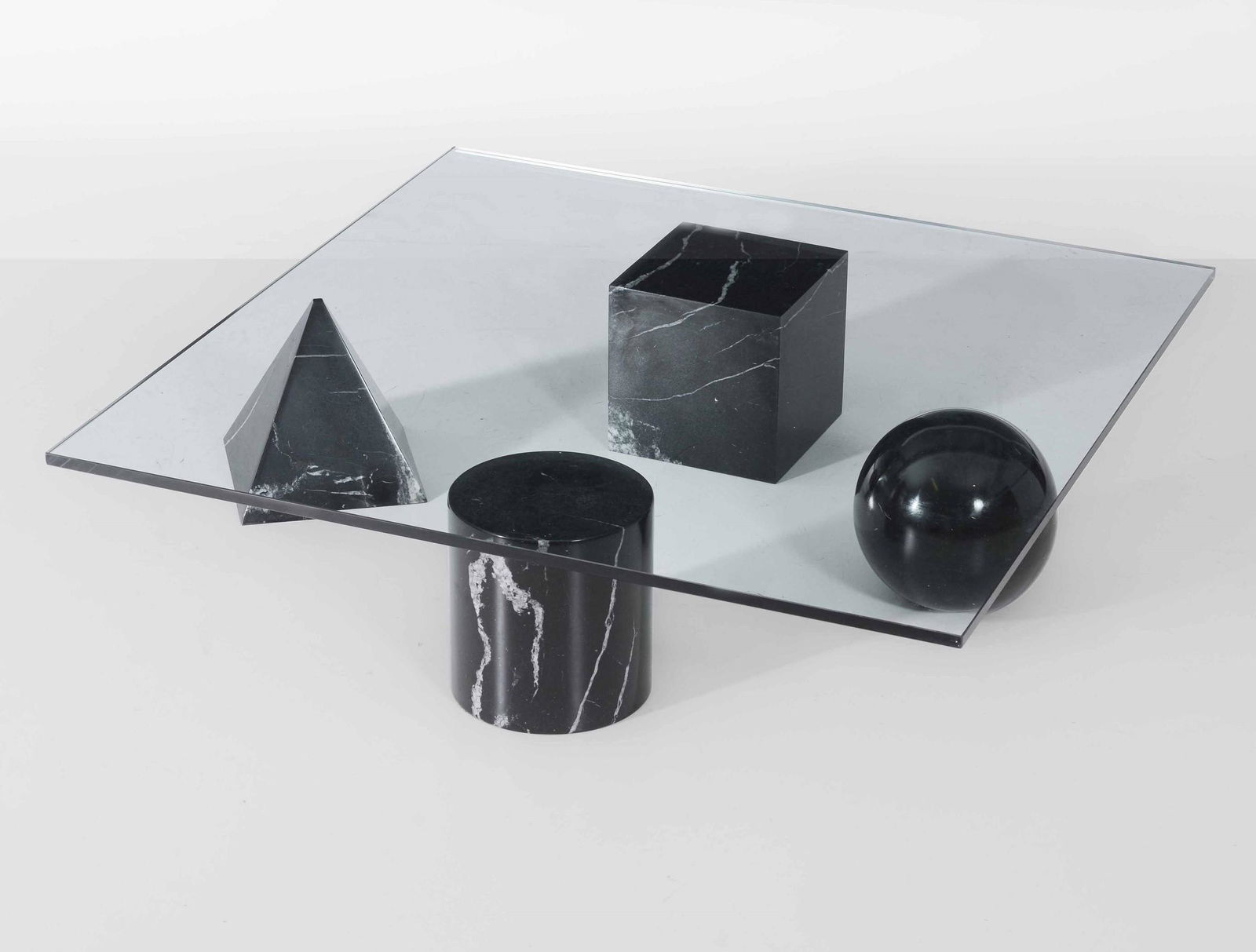 Lella e Massimo Vignelli ,: Tavolo basso mod. Metafora con sostegni in marmo e piano in vetro. Prod. Casigliani, Italia, 1979 cm 100x100x24, Bibliografia G. Gramigna, Repertorio del design italiano 1950-2000, p. 266, Allemandi,