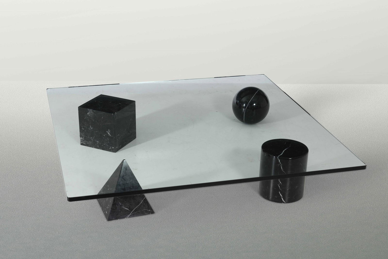 Lella e Massimo Vignelli ,: Tavolo basso mod. Metafora con sostegni in marmo e piano in vetro. Prod. Casigliani, Italia, 1979 cm 118,5x118,5x23, Bibliografia G. Gramigna, Repertorio del design italiano 1950-2000, p. 266, Alleman