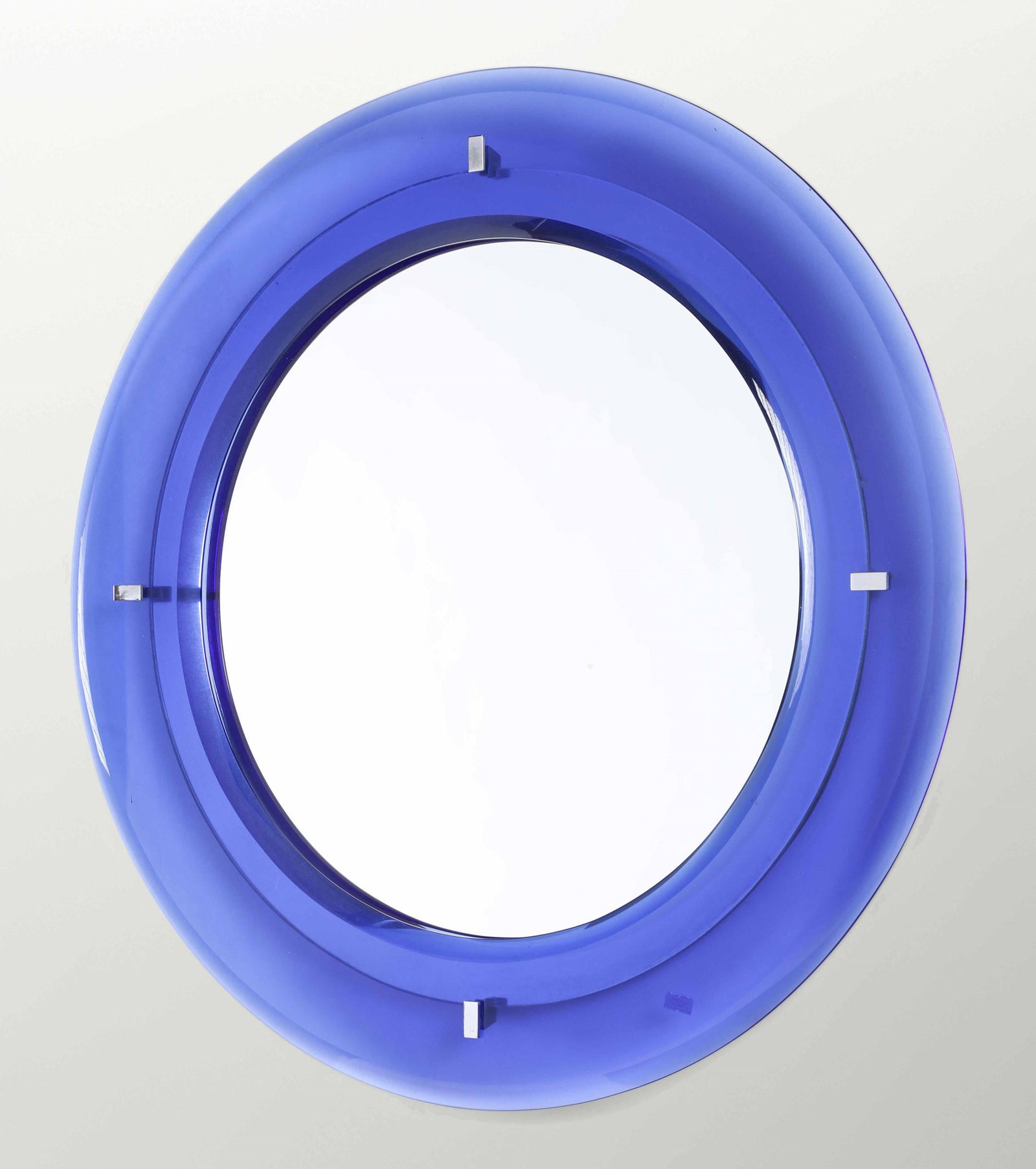 Veca,: Specchio da parete con cornice in vetro molato sagomato colorato e vetro specchiato, particolari in metallo cromato. Prod. Italia, 1970 ca. cm 70,5