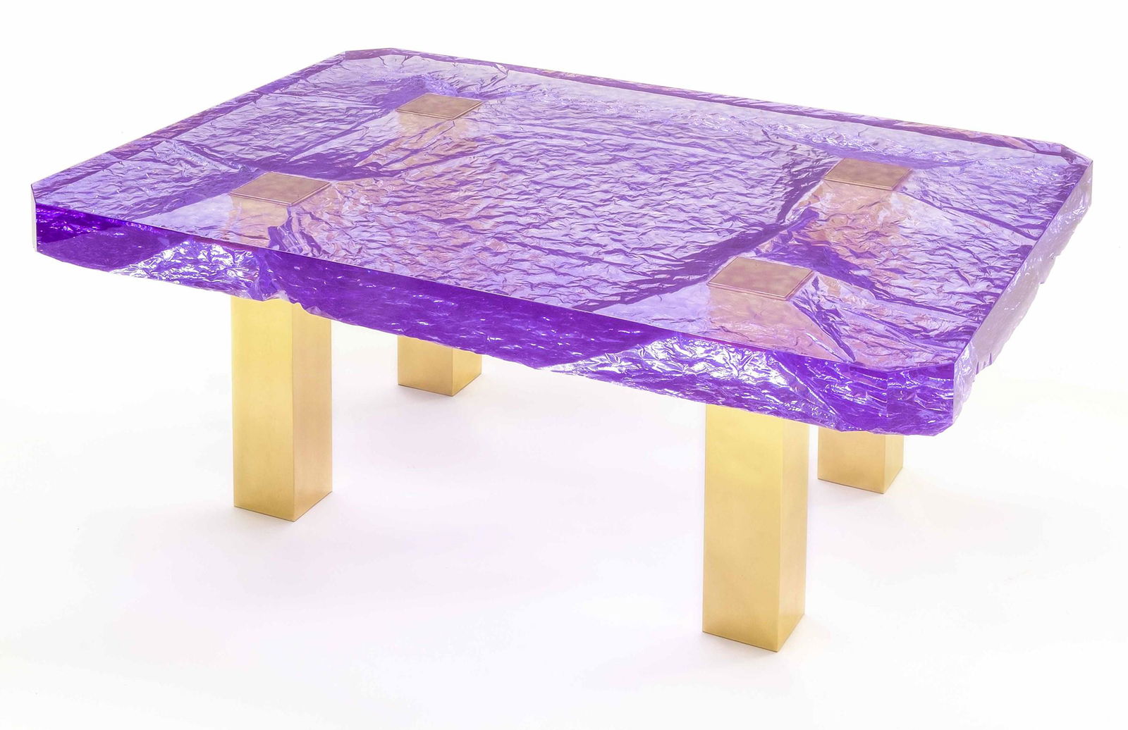 Studio Superego,: Tavolino mod. Glacial con supporti in ottone martellato e piano in plexiglass lavorato. Prod. Studio Superego, Italia, 2020 cm 103x73x47