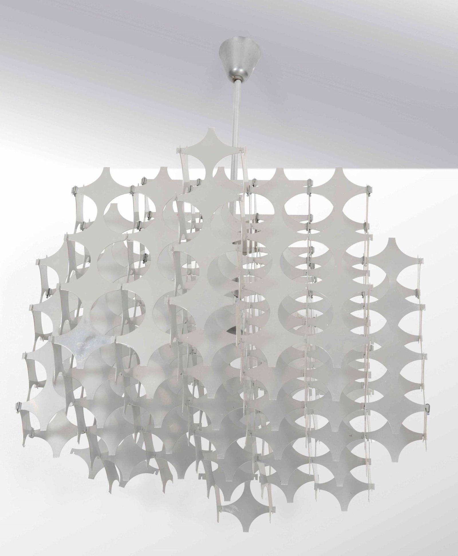 Mario Marenco ,: Lampada a sospensione mod. Cynthia in metallo anodizzato fustellato. Prod. Artemide, Italia, 1968 Cm 65x65x85 , Bibliografia Catalogo Artemide.