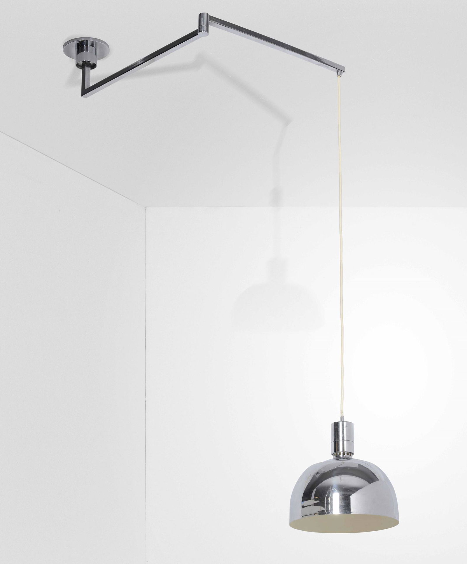 Franco Albini, Franca Helg, Marco Albini ed Antonio: Lampada a sospensione AM/AS orientabile con diffusore regolabile in altezza, struttura e diffusore in metallo cromato. Prod. Sirrah, Italia, 1969 cm 110x185