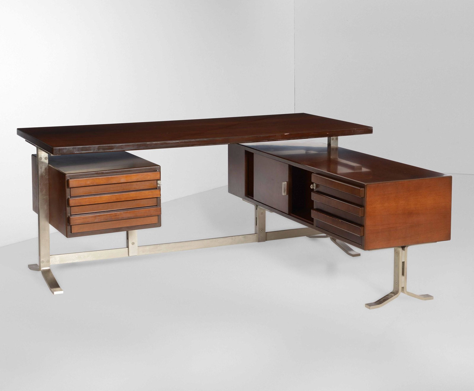 Formanova,: Scrivania con struttura in acciaio, piano e mobili contenitori in legno. Marchio originale. Prod. Formanova, Italia, 1970 ca. cm 183x168x76
