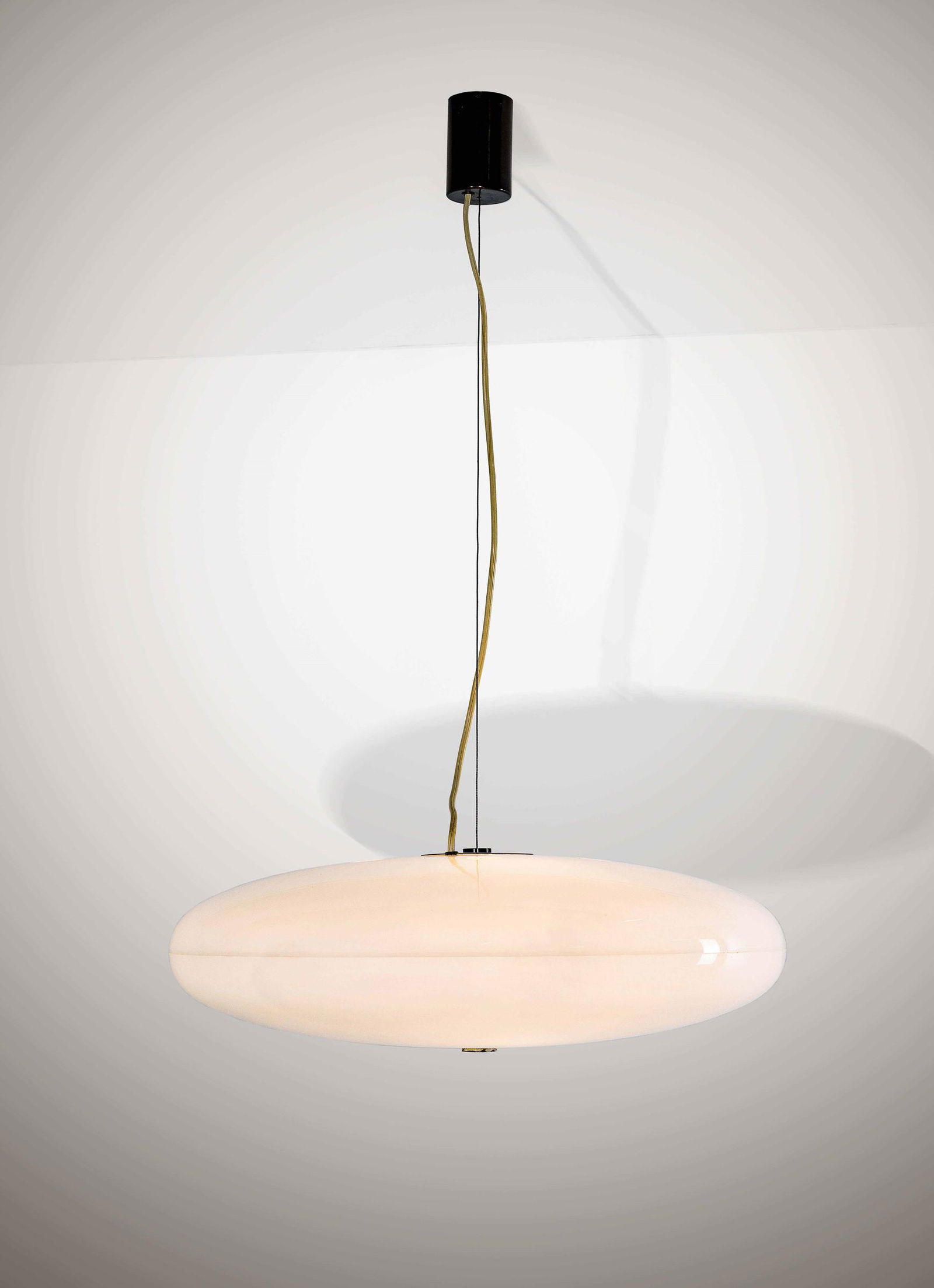 Gino Sarfatti,: Lampada a sospensione mod. 2065G con struttura in ottone e diffusori in perspex. Prod. Arteluce, Italia, 1950 ca. cm 53x85, Bibliografia M. Romanelli, S. Severi, Gino Sarfatti. Opere scelte 1938-1973,