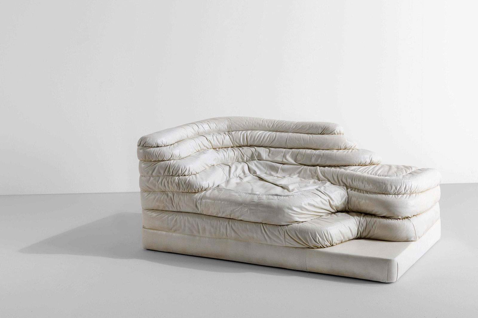 Ubald Klug,: Poltrona mod. Terrazze con rivestimento in pelle. Prod. De Sede, Svizzera, 1974 cm 157x85x65, Bibliografia Domus n. 533, aprile 1974