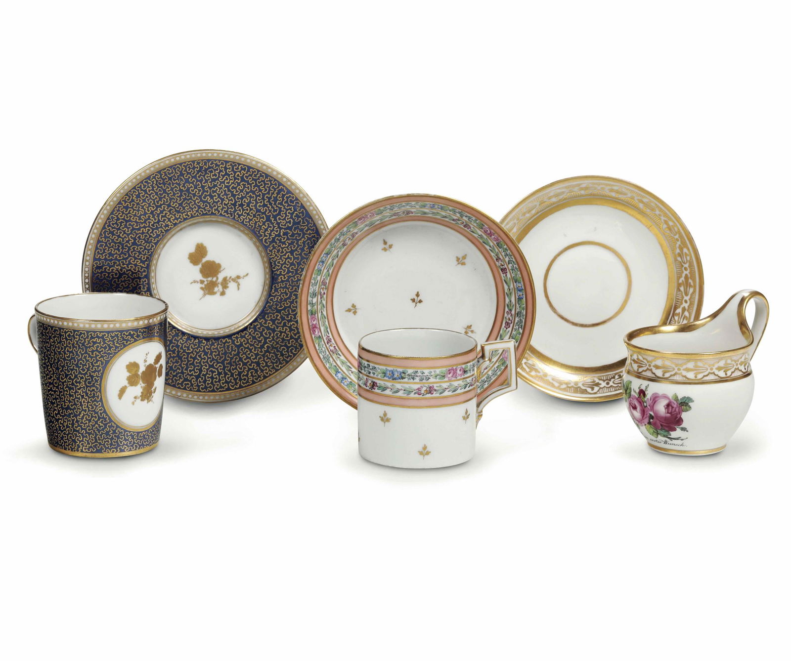 Tre tazze con piattino Germania, fine XVIII - inizio: Porcellana. Marca: â€œR” in blu; scettro in blu; pesce in blu. Conservazione: ottimo stato. La tazza con il suo piattino dal fondo blu vermiculÃ© in oro proviene da una manifattura della T