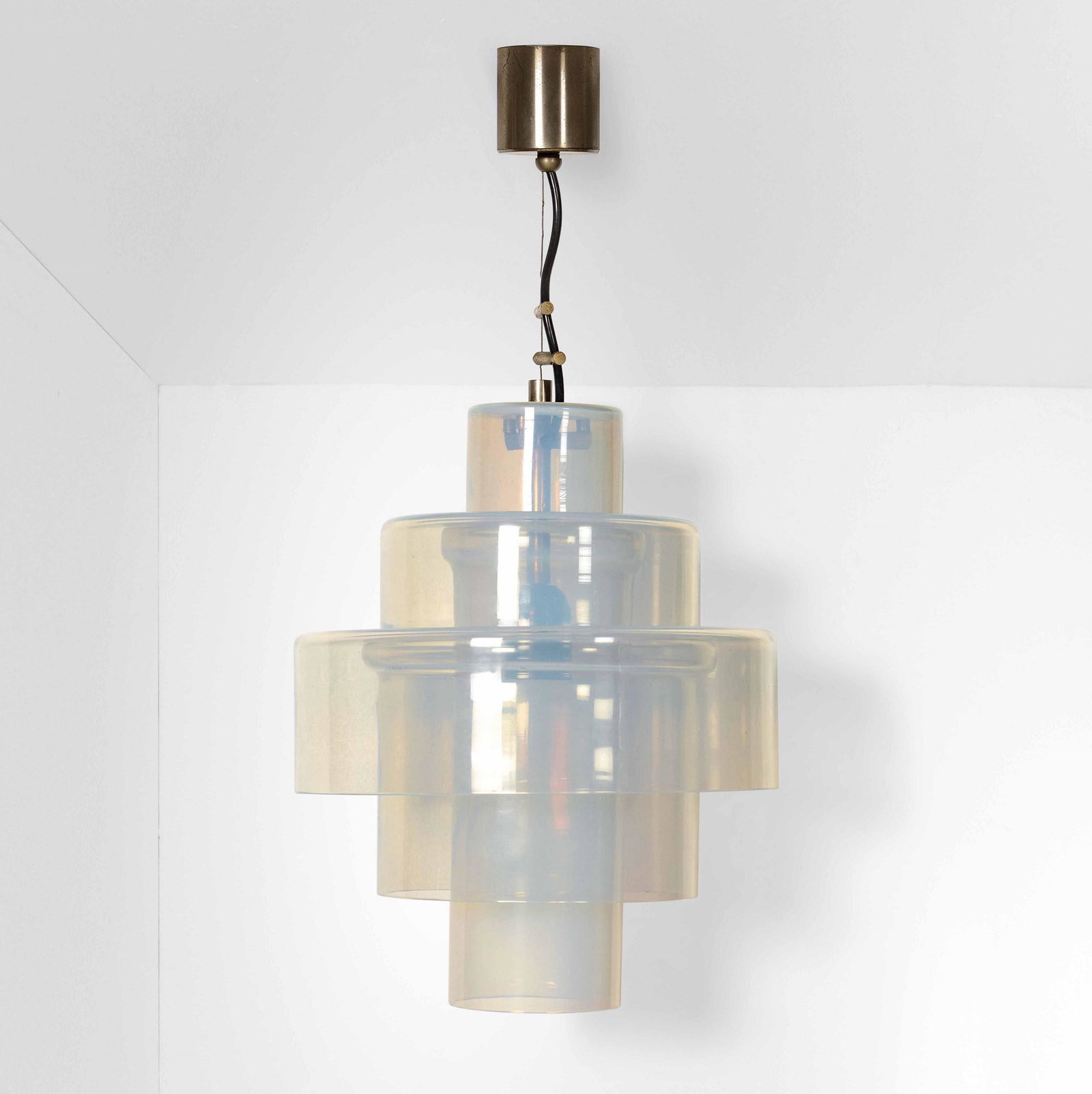 Carlo Nason,: Lampada a sospensione in vetro di Murano opalino e particolari in metallo. Prod. AV Mazzega, Italia, 1960 ca. cm 32x60