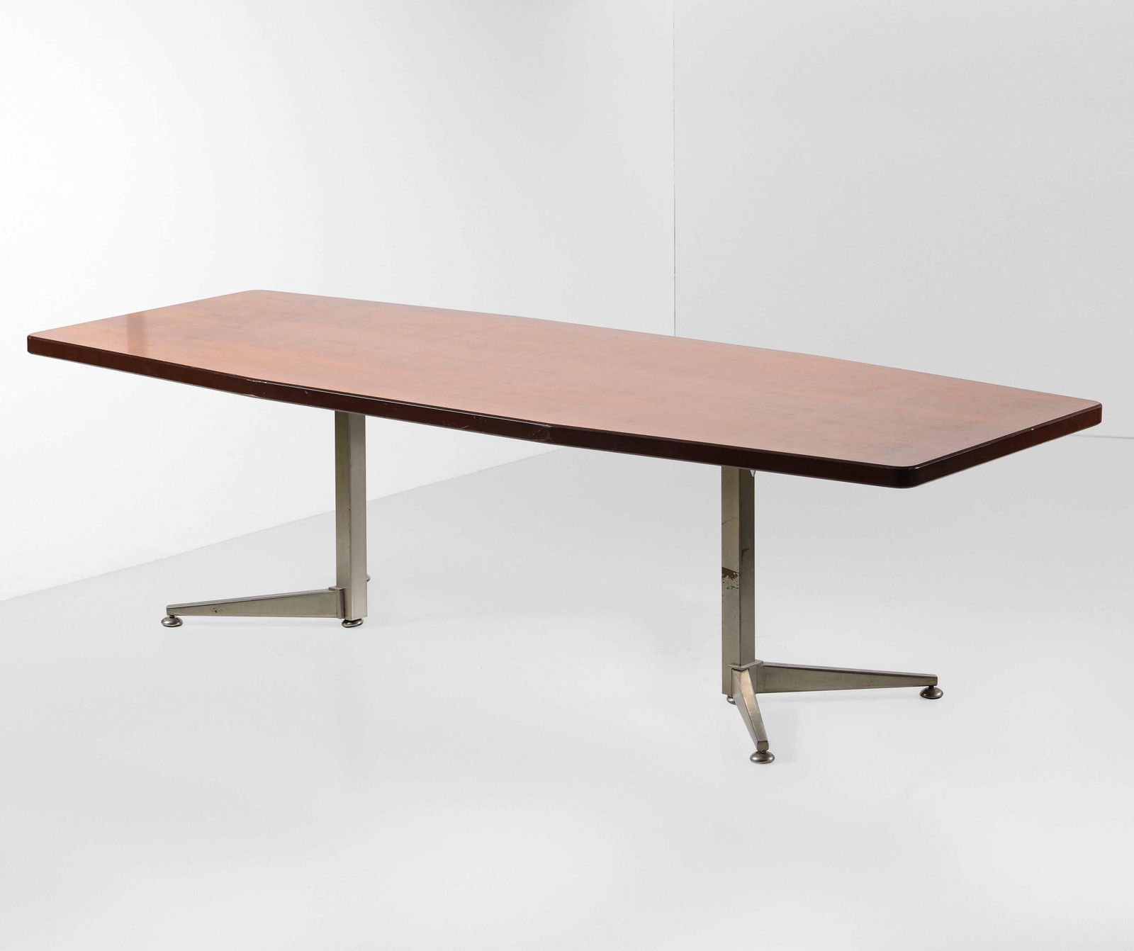 Formanova,: Grande tavolo con sostegni in acciaio e piano in legno. Marchio originale. Prod. Formanova, Italia, 1960 ca. cm 270x110x76