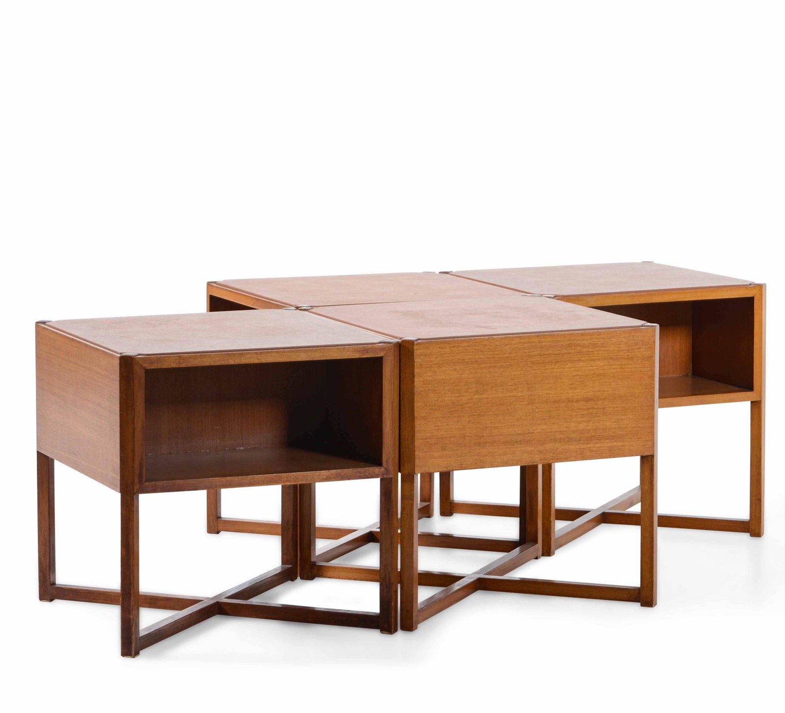 Luigi Vaghi,: Quattro tavoli bassi componibili con struttura e sostegni in legno e piano rivestito in skai. Prod. Alfredo Borghi CantÃ¹, Italia, 1960 ca. cm 40x40x40