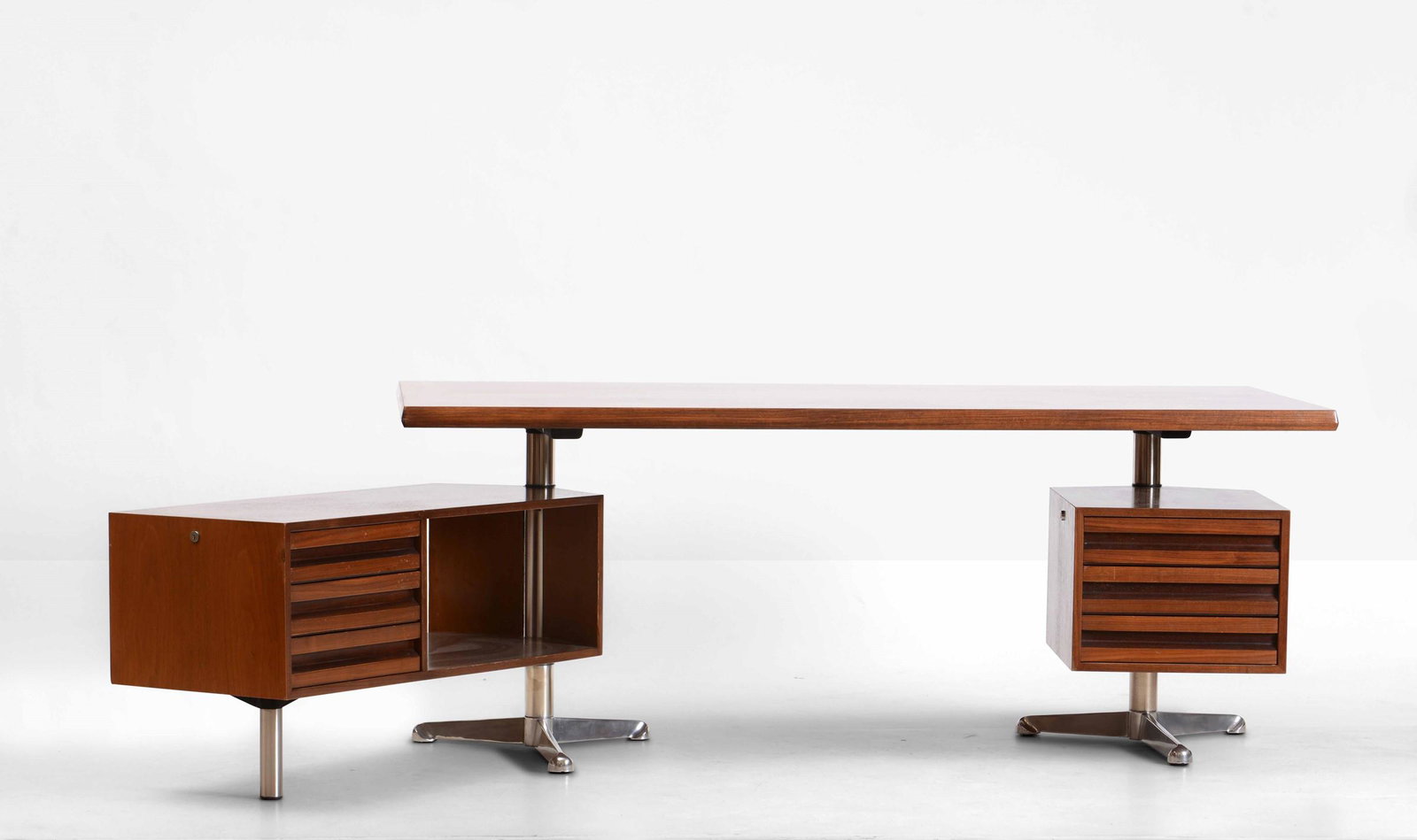 Osvaldo Borsani,: Scrivania direzionale mod. T95 cassetiere girevoli in legno, con struttura in metallo. Piano in legno. Prod. Tecno, Italia, 1956. cm 180x84x72 cassettiere cm 130x42 e cm 55x32 , Bibliografia Domus 327