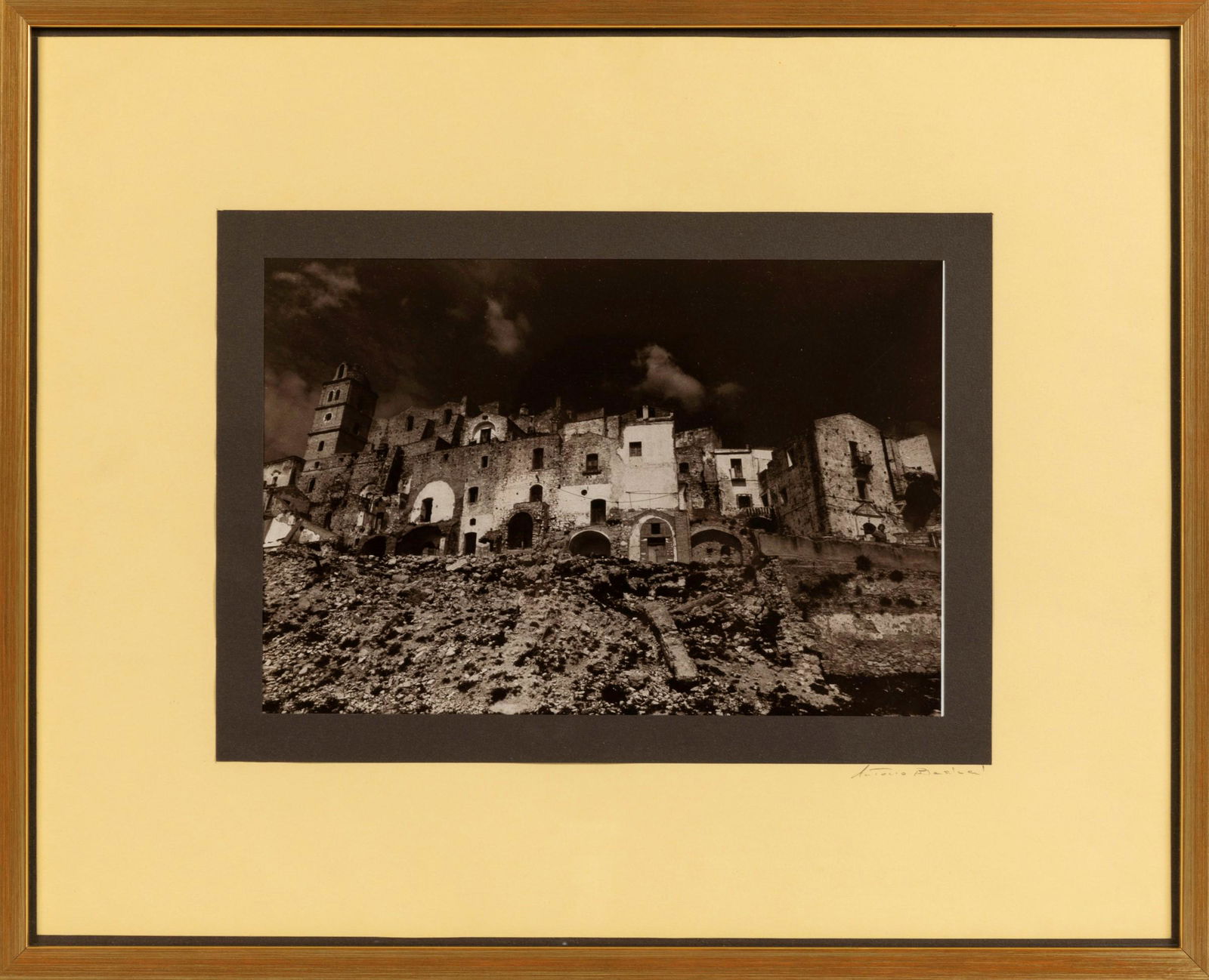 Antonio Biasiucci (1961), Senza titolo (case), dalla: stampa fotografica in b/n, cm 23,3x32,8 firmata in basso a destra sul passpartou, Provenienza: Mazzotta, 1984