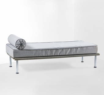 Gabetti e Isola ,: Daybed con struttura in metallo cromato e rivestimenti in tessuto. Disegno originale per centro residenziale Talponia a Ivrea. Prod. Arbo, Italia, 1970 ca. cm 200x90x55